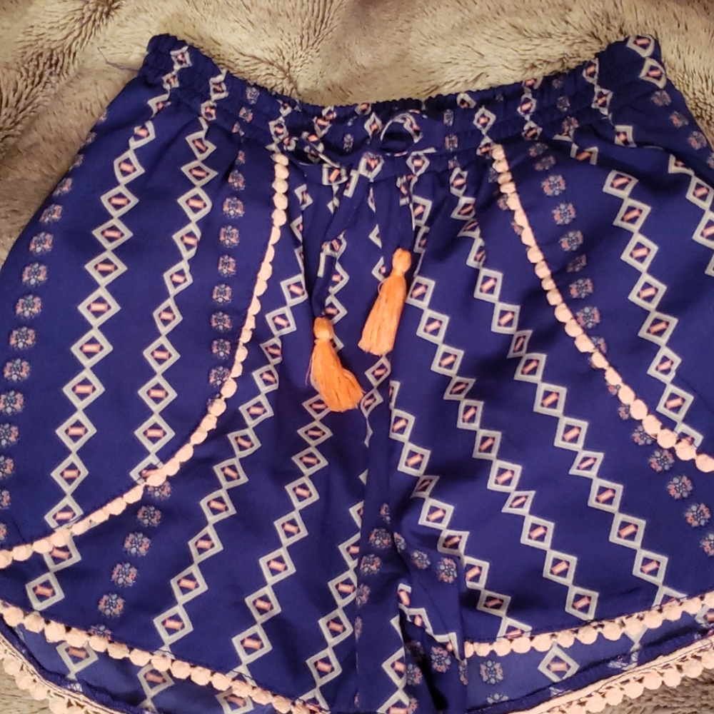 Girls embrodered accent shorts